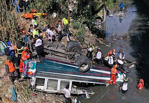 Tragedia en Guatemala: autobús cae a un barranco y deja más de 50 muertos