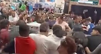 Pelea campal en WalMart Tehuacán: 50 personas por una pantalla