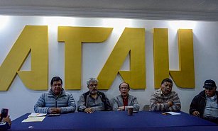 Más de 100 conductores bloquean ATAH en Apizaco: ¿Qué exigen?