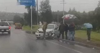 Accidente en Apizaco: Lluvia y velocidad inadecuada provocan derrape