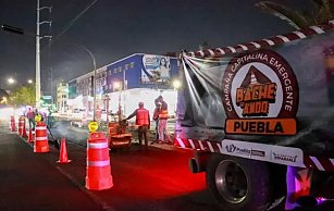 Pepe Chedraui supervisa el bacheo nocturno para mejorar vialidades en Puebla