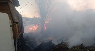 Controlan bomberos incendio de zacate y leña en inmueble de Chiautempan