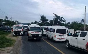 Transportistas bloquean la carretera Acapulco-Zihuatanejo por malas condiciones