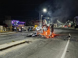 Multitud enardecida incendia camioneta en Acuitlapilco tras atropellamiento y muerte de comerciante