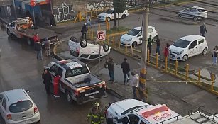 Vuelca taxi en López Portillo, generando caos vial en Coacalco y Ecatepec