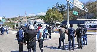 Normalistas de Ayotzinapa bloquean parcialmente la Autopista del Sol en Chilpancingo