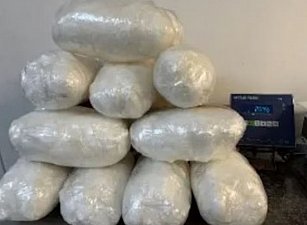 Hallan 20 kg de droga en Mustang con llanta ponchada; pareja detenida en BC