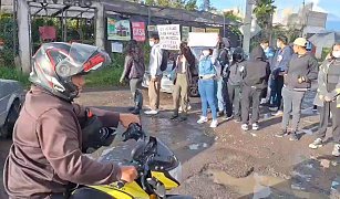 Estudiantes de la UPPue bloquean carretera exigiendo mejoras urgentes