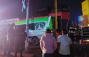 Choque entre combi y tren en Ecatepec deja varios heridos, caos vial en la zona