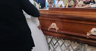 Vestida de novia y a pie del altar se despide de "El Bola" en Acuitlapilco