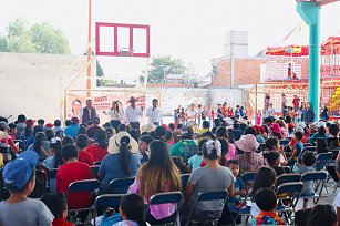 Tonantzin Fernández celebra el Día del Niño en Santiago Momoxpan