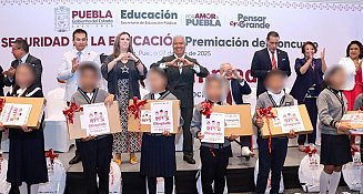 49 estudiantes poblanos reciben beca por destacar en la Olimpiada del Conocimiento