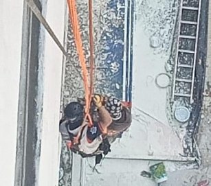 Bomberos rescatan a trabajador suspendido a 30 metros de altura en San Andrés Cholula