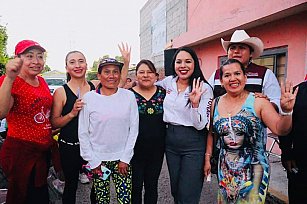Tonantzin Fernández sostiene encuentro con vecinos de Santiago Momoxpan