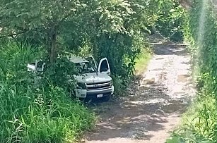 Encuentran camioneta con arsenal en Xicotepec, Puebla