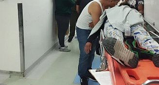 Mujer resulta lesionada tras accidente en motocicleta; no portaba casco