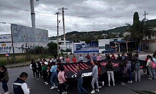 Normalistas marchan en la capital del estado