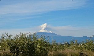 Popocatépetl en actividad constante: fuertes fumarolas alertan a la población