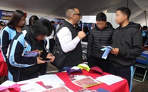 Con Feria de Universidades, acerca Armando Aguirre oferta educativa en Coronango