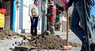 Reparan fugas de agua en calle Morelos Poniente; tránsito cerrado temporalmente