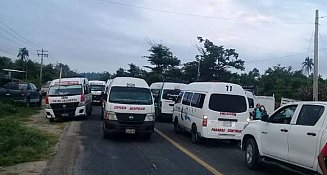 Transportistas bloquean la carretera Acapulco-Zihuatanejo por malas condiciones