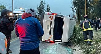 Accidente en la México-Pachuca: Combi vuelca tras esquivar bloqueo