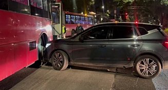 Choque entre Metrobús y camioneta en Xola provoca caos vial en CDMX