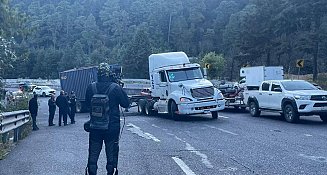 Tráiler varado en la México-Toluca provoca caos vial esta mañana