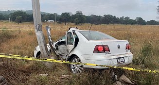 Mujer pierde la vida al chocar su vehículo contra un poste en Atlangatepec; una menor resulta herida