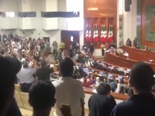 Estudiantes irrumpen en el Congreso de Sinaloa en protesta por la reforma a la Ley Orgánica de la UAS