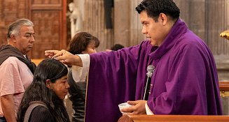 Cientos de fieles acuden a la Catedral de Puebla para el Miércoles de Ceniza