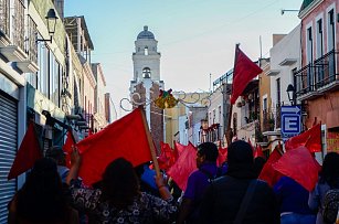 Más de 500 personas marchan en Tlaxcala: homenaje a Nancy López y Carlos Sánchez