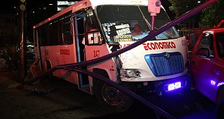 Minibus de ATAH se queda sin frenos y provoca accidente vial en El Trebolito; el saldo una decena de heridos 