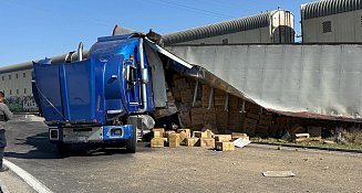 Tractocamión es embestido por el tren al intentar ganarle el paso en Huamantla