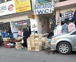 Caos en Chiautempan por locatarios y ambulantes, invaden banquetas y guarniciones