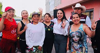 Tonantzin Fernández sostiene encuentro con vecinos de Santiago Momoxpan