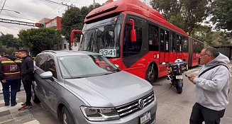 Choque entre Metrobús y camioneta en Eje 4 Xola deja 12 heridos en CDMX