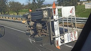 Volcadura de camión con tanques de gas en la autopista México-Querétaro