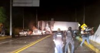 Autopista Durango-Mazatlán cerrada por bloqueos violentos; Capufe y Guardia Nacional alertan