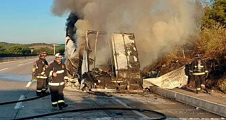 Incendio de tráiler en libramiento Mazatlán paraliza tráfico y alarma