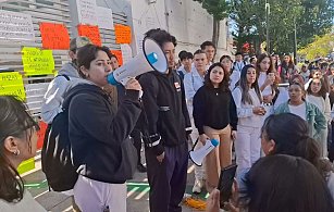 Estudiantes de la BUAP en paro por plazas de internado y renuncia del director