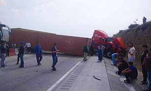 Accidente de tráiler colapsa la circulación en el Arco Norte