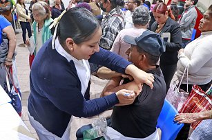 Encabeza Omar Muñoz segunda jornada de vacunación en el DIF de Cuautlancingo 