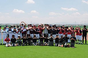 Jóvenes poblanos entrenan con estrellas del béisbol en Acatzingo