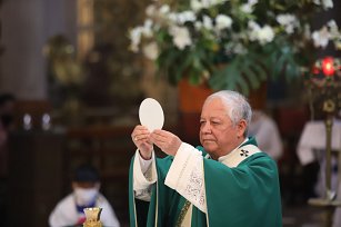 Arzobispo de Puebla regresa a la ciudad tras doble cirugía de rodilla