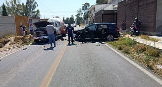 Conductor pierde el control y choca contra pipa de gas en la Tlaxcala-Texoloc