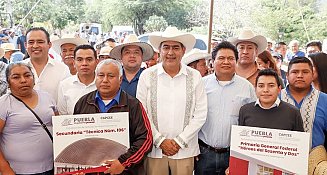 Sergio Salomón entrega carreteras y obras educativas en Puebla