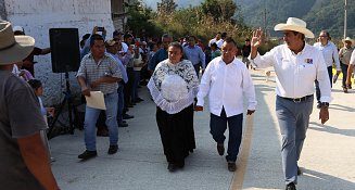 Gobernador entrega caminos en Chiconcuautla y Tepetzintla para el progreso