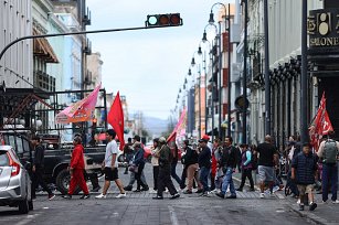 Marcha de la 28 de Octubre colapsa vialidades en el Centro Histórico de Puebla; exigen diálogo con el gobernador Armenta