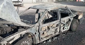 Hombre se prende fuego dentro de su automóvil en Chihuahua; su familia también resulta herida